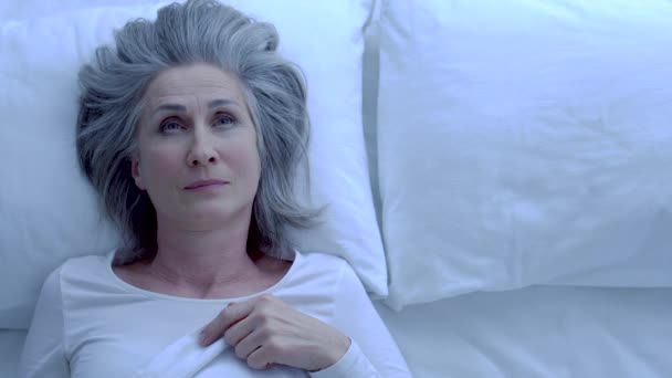 孤独な女性はベッドで枕を見て夫のことを考え結婚の別離 — ストック動画