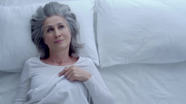 Ontspannen Grijsharige Vrouw Dromen Bed Positieve Herinneringen Recreatie Thuis — Stockvideo
