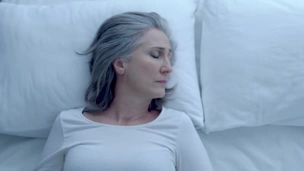 Przygnębiona Kobieta Próbuje Spać Nocy Myśląc Problemach Zaburzeniach Snu — Wideo stockowe
