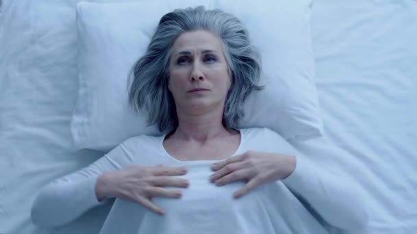 Αγχωμένη Γκριζομάλλα Γυναίκα Που Προσπαθεί Κοιμηθεί Διαταραχή Ύπνου Ψυχική Υγεία — Αρχείο Βίντεο
