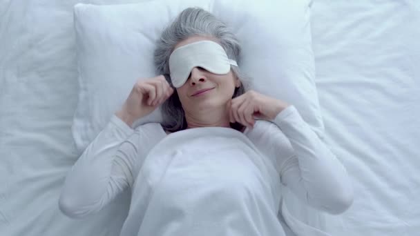 Positive Reife Frau Legt Schlafmaske Wacht Bett Auf Fühlt Sich — Stockvideo