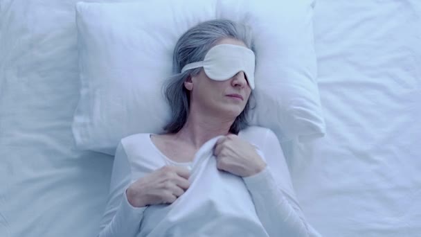 Νευρική Γκριζομάλλα Γυναίκα Που Αισθάνεται Δυσφορία Που Πάσχουν Από Αϋπνία — Αρχείο Βίντεο