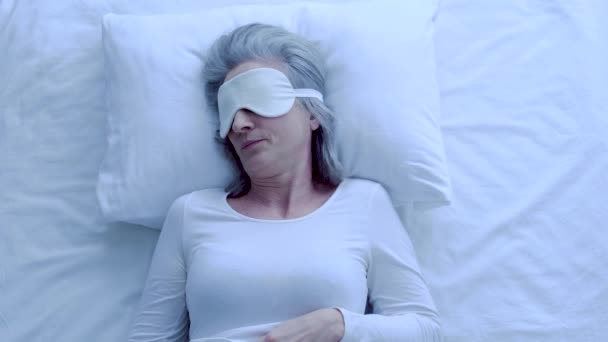 Boze Vrouw Van Middelbare Leeftijd Die Slaapmasker Afdoet Luisterend Naar — Stockvideo