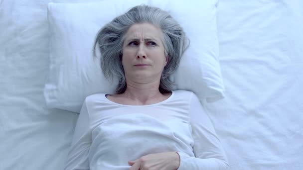 Zdenerwowana Kobieta Średnim Wieku Zakrywająca Uszy Próbująca Odpocząć Hałasem Dyskomfortem — Wideo stockowe