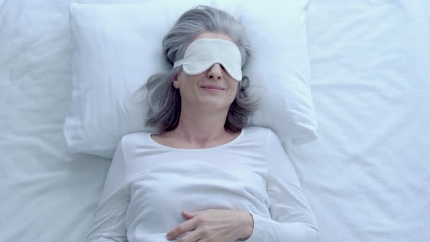 Άρρωστη Ηλικιωμένη Γυναίκα Που Αισθάνεται Πονοκέφαλο Ξυπνάει Πρωί Υγειονομική Περίθαλψη — Αρχείο Βίντεο