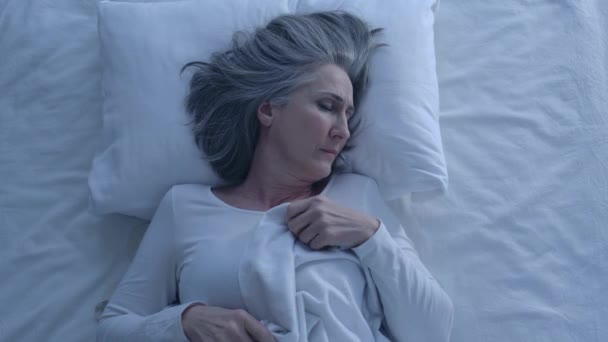 Mulher Seniores Nervosos Dormindo Travesseiro Noite Transtorno Ansiedade Sonhos Ruins — Vídeo de Stock