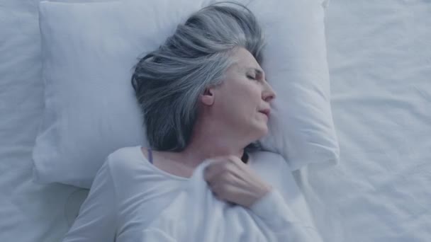 Gestresste Vrouw Probeert Slapen Angst Nachts Geestelijke Gezondheid Psychotherapie — Stockvideo