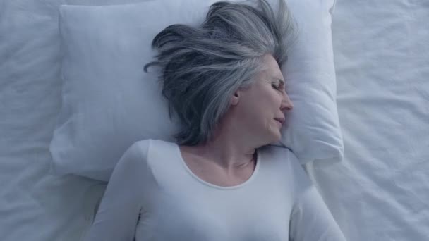 Skräckslagen Äldre Kvinna Vaknar Natten Känner Sig Nervös Sömnstörningar — Stockvideo