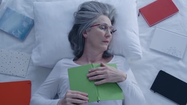 Volwassen Vrouw Slapen Bed Tussen Boeken Ontspannen Thuis Vermoeiend Studeren — Stockvideo