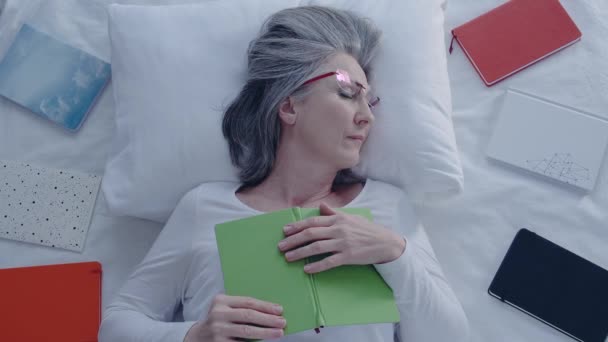 Femme Âgée Fatiguée Dormant Sur Oreiller Tenant Livre Littérature Intéressante — Video