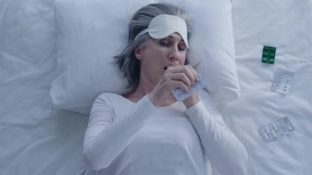 美しい中年の女性の夢 本とベッドでリラックス 自由な時間 — ストック動画
