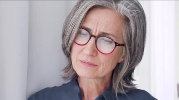 Zklamaná Smutná Žena Skrývající Okna Strach Odchodu Agorafobie — Stock video