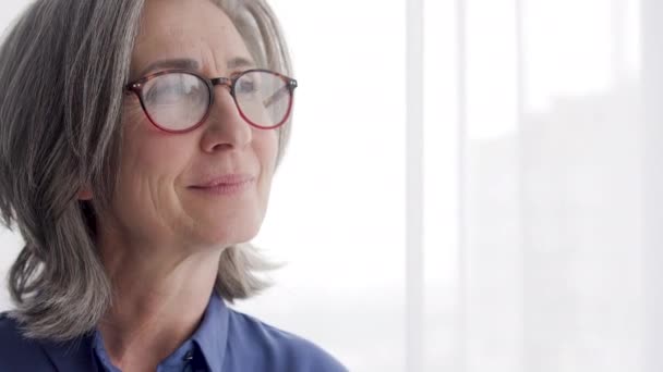 Pozitivní Žena Středního Věku Brýlích Úsměvem Výhledem Oken — Stock video