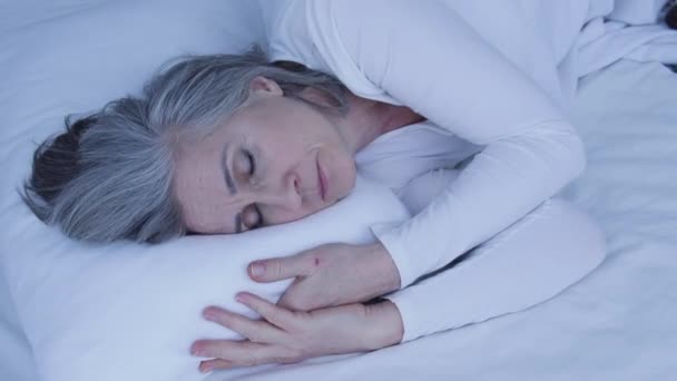 Top View Vrouw Van Middelbare Leeftijd Liggen Comfortabel Bed Slaap — Stockvideo