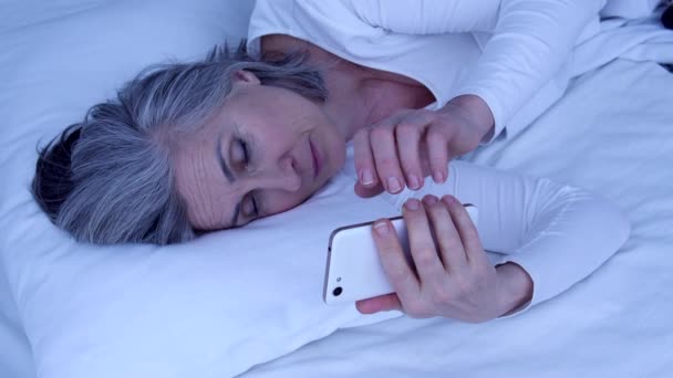 Mujer Madura Escondiendo Teléfono Móvil Bajo Almohada Quedarse Dormido Hasta — Vídeo de stock
