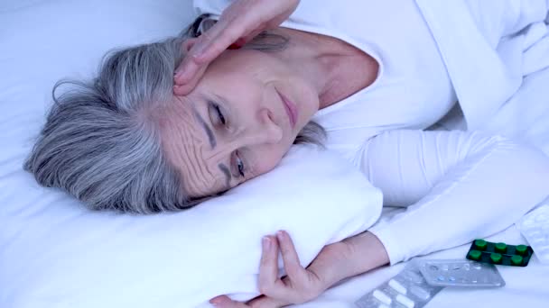 Malata Donna Adulta Infelice Massaggiare Templi Sensazione Mal Testa Assunzione — Video Stock