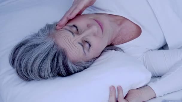 Orta Yaşlı Kadın Baş Ağrısı Çekiyor Şakaklarına Masaj Yapıyor Menopoza — Stok video