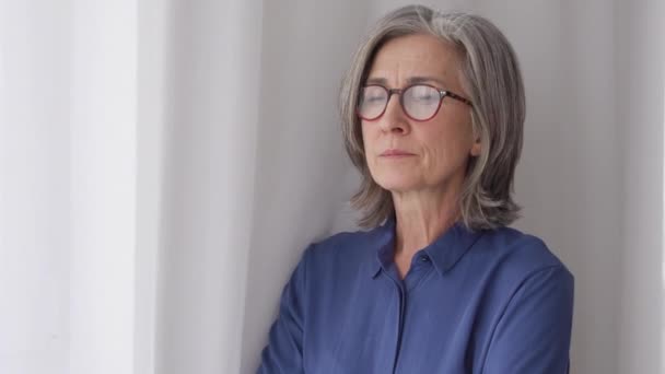 Νευρική Γκρίζα Μαλλιά Γυναίκα Γυαλιά Που Στέκεται Κοντά Στο Παράθυρο — Αρχείο Βίντεο