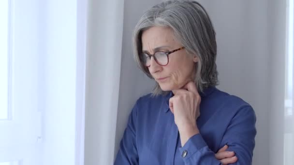 Besorgte Ältere Dame Wartet Nervös Auf Testergebnisse Ärztliche Untersuchung — Stockvideo