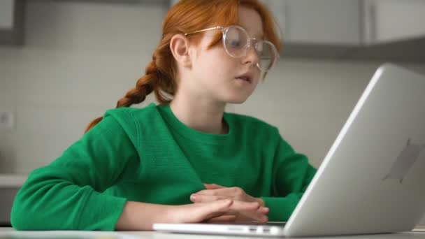 Μικρό Κορίτσι Λυπημένο Λόγω Των Λαθών Στην Σχολική Εργασία Homeschooling — Αρχείο Βίντεο