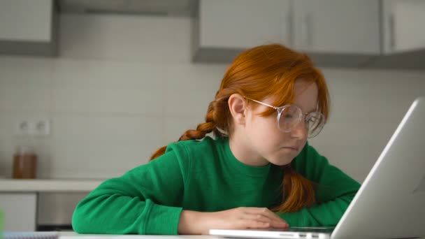 疲れた女子高生はノートパソコンで宿題をすることに集中できません 気晴らし Slowmo — ストック動画