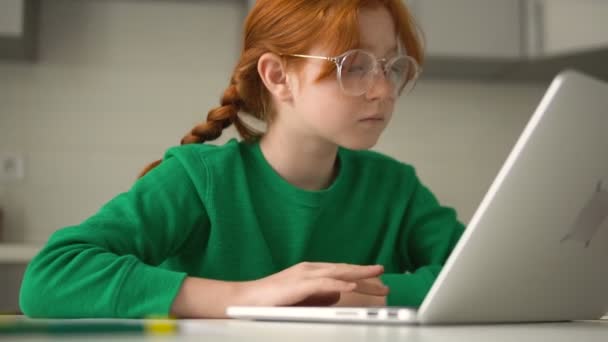 Écolière Utilisant Ordinateur Portable Contrariée Cause Mauvais Résultats Des Tests — Video