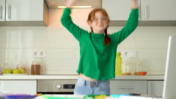 快乐而淘气的女孩跳到厨房 做早操 参加活动 — 图库视频影像
