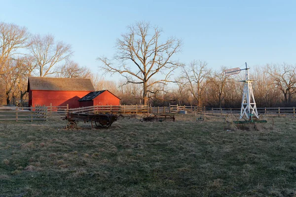 伊利诺伊州冬季日落时分 农场里有谷仓和风车 — 图库照片
