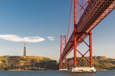 25 Nisan Köprüsü ve Lizbon 'daki Cristo-Rei Tapınağı