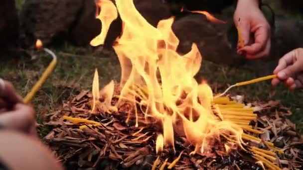 Langsame Nahaufnahme Von Schamanischen Rituellen Kerzen Die Abends Lagerfeuer Brennen — Stockvideo