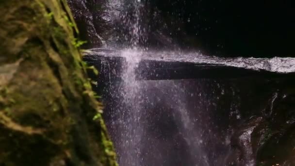 Zpomalení Temného Skalnatého Vodopádu Kameny Popředí Rozmazanými Zelenými Rostlinami — Stock video