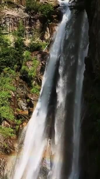 Zeitlupenaufnahme Eines Wasserfalls Zwischen Grau Braunen Granitfelsen Und Sattgrünem Wald — Stockvideo