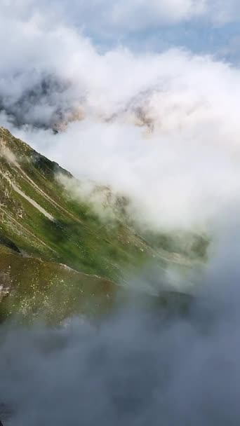 右边的云彩缓慢地向上移动 南边的山体向左边倾斜 缓慢地移动 — 图库视频影像