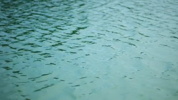 Getextureerd Turquoise Water Oppervlak Van Een Meer Met Zachte Wind — Stockvideo