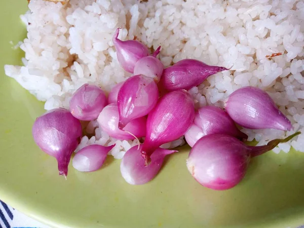 Reis Mit Natürlichen Schalotten — Stockfoto
