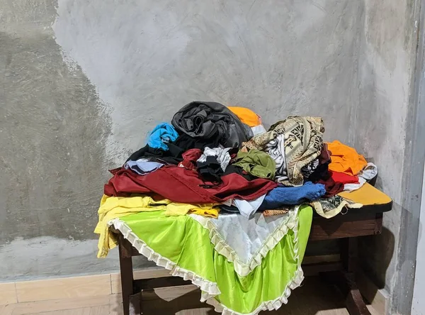 Bir Sokak Dükkanında Farklı Giysi Aksesuarlar — Stok fotoğraf