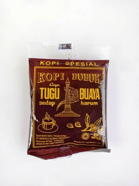 Eski bir kitap, bir fincan kahve ve bir şişe şarap.