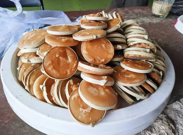 Вкусные Свежие Выпеченные Пончики Тарелке — стоковое фото
