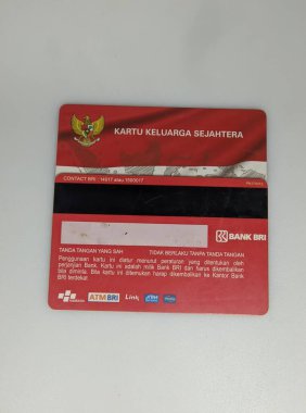 Kırmızı kredi kartının beyaz arkaplanlı yakın plan görüntüsü.