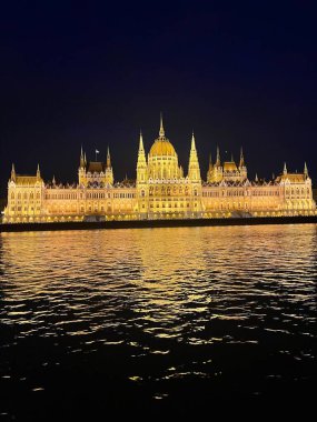 Budapeşte Parlamentosu resmi tekneden çekildi