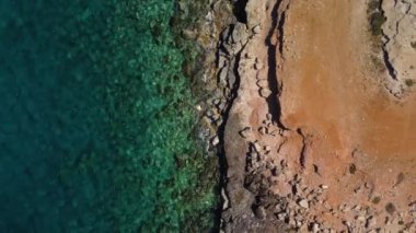 Bu çarpıcı dron videosuyla kıyı şeridinin nefes kesici güzelliğini yeni bir perspektiften deneyimleyin..