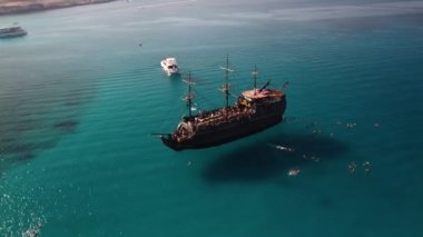 Kıbrıs 'ta açık denizde bir teknenin insansız hava aracı videosu