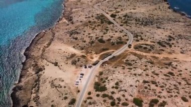 4K insansız hava aracı kristal berrak su ve kayalarla denizin görüntüsünü ortaya çıkardı.