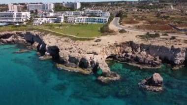 Kıbrıs Rum Kesimi 'nin çarpıcı kıyı şeridi görüntüsünün 4K insansız hava aracı videosu