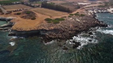 Kıbrıs 'ın güzel kıyı şeridi boyunca uçuyor