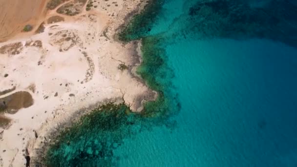 クリスタルクリア海岸線 キプロス グレコ岬のドローンビデオ — ストック動画