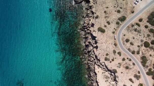 Kuşun Deniz Manzarasını Kristal Berrak Kayalarla Gösteren Drone Videosu — Stok video