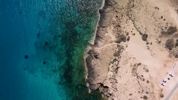 Güneşli Bir Günde Kristal Berrak Suyla Denizin Hava Görüntüleri — Stok video