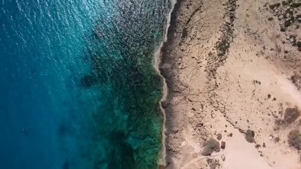 Drone Πτήση Πάνω Από Την Ακτογραμμή Κρυστάλλινα Νερά Και Βράχια — Αρχείο Βίντεο