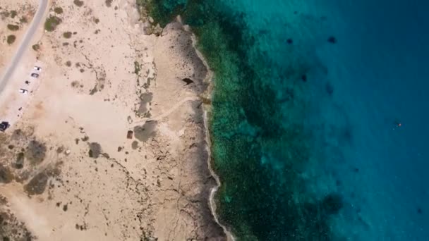 Drone Video Κορυφαία Θέα Της Ακτογραμμής Κρυστάλλινα Νερά Και Βράχια — Αρχείο Βίντεο